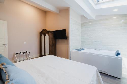Letto o letti in una camera di Villa Erbaia Relais de Charme