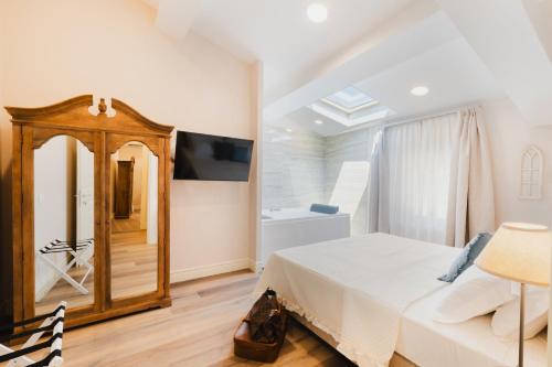 Letto o letti in una camera di Villa Erbaia Relais de Charme