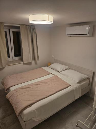Un dormitorio con una cama grande en una habitación. en Apartment Petra, en Mošćenička Draga