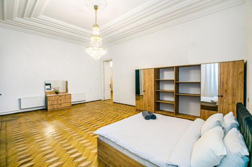 En eller flere senge i et værelse på EVORA Apartment