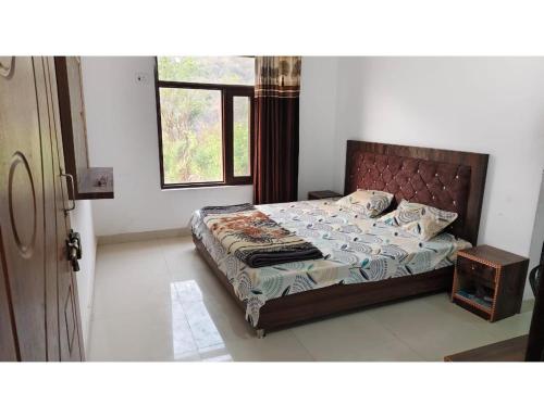 a bedroom with a bed and a window in a room at casbio hotels in Rudraprayāg