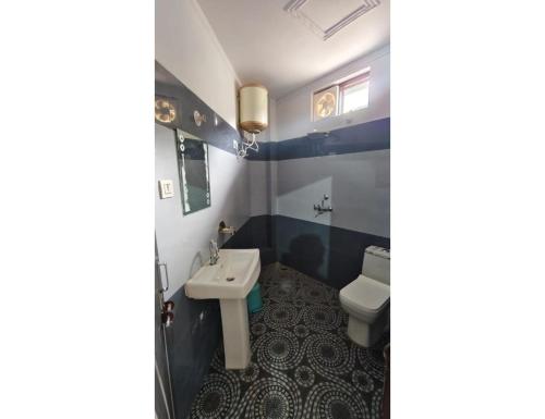 a bathroom with a sink and a toilet at casbio hotels in Rudraprayāg