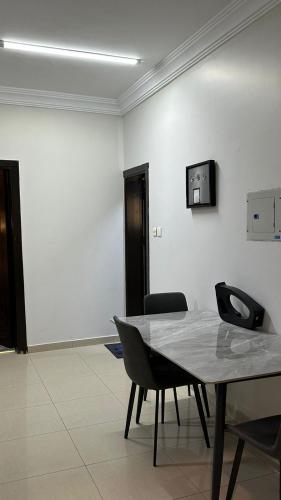 a dining room with a table and chairs at راحتي للشقق المخدومة in Taif