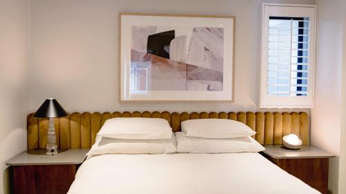Cama o camas de una habitación en The Max Hotel Sandton