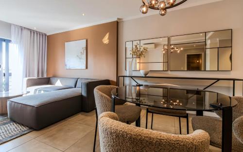 Una cama o camas en una habitación de The Max Hotel Sandton