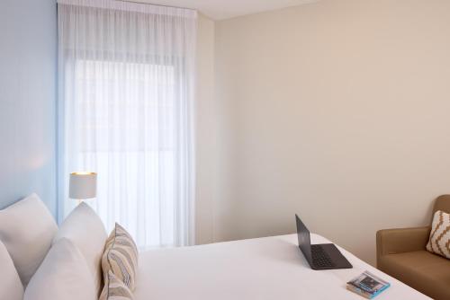 Una cama o camas en una habitación de Zenitude Hôtel Résidence Pau