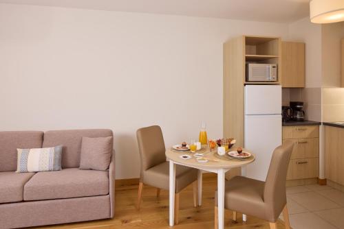 Una cocina o cocineta en Zenitude Hôtel Résidence Pau