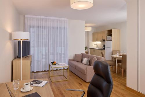 Un lugar para sentarse en Zenitude Hôtel Résidence Pau