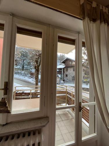 una puerta abierta con vistas a un porche en Appartamento Limone Piemonte, en Limone Piemonte