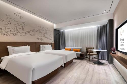 Ein Bett oder Betten in einem Zimmer der Unterkunft UrCove by Hyatt Jiashan Centre