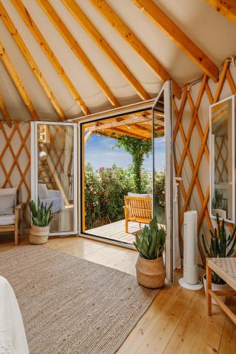 Κήπος έξω από το Yurt Kalamaki Seaside Glamping