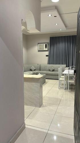 a living room with a couch and a table at ابراج الراحة بلازا شركة راحتي للشقق المخدومه in Taif