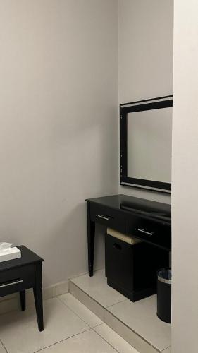 a living room with a flat screen tv and a table at ابراج الراحة بلازا شركة راحتي للشقق المخدومه in Taif