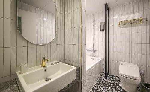 Un baño de Chungju Browndot Cityhall