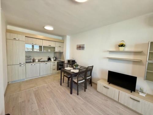 Una cocina o zona de cocina en Apartment complex Mirage of Nessebar