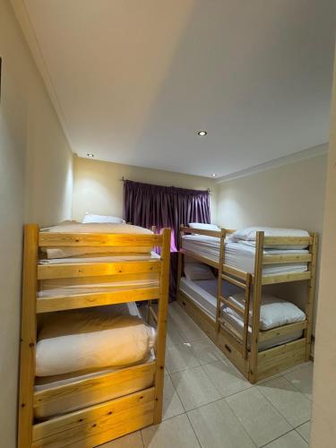 een kamer met 3 stapelbedden bij Sweet Home Agadir Appartement moderne avec piscine et commerces à pied in Agadir