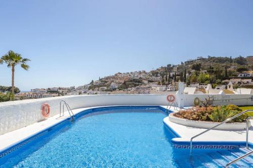 basen w ośrodku z wzgórzem w tle w obiekcie Casablanca Villas w mieście Nerja