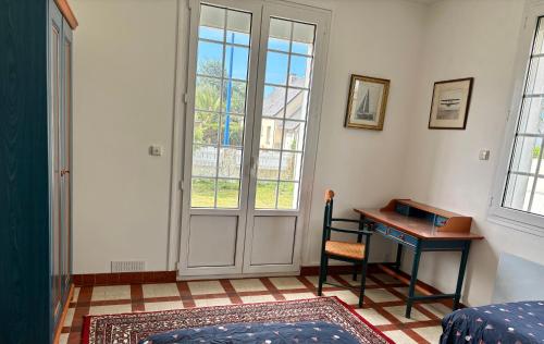 une pièce avec un bureau, une porte et une table dans l'établissement Villa Les Volets Verts, à Blainville-sur-Mer