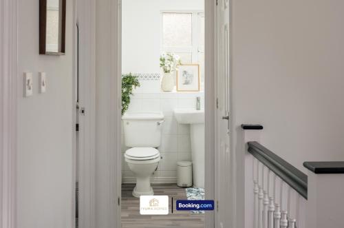 Et badeværelse på Modern 3 Bedroom House By The Yuma Homes Short Lets & Serviced Accommodation In Ashford Town Centre With Free Wifi & Free Parking