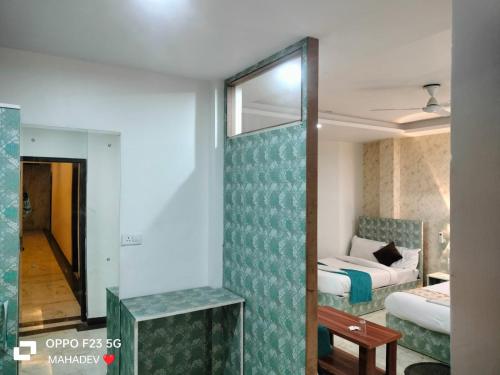 a hotel room with a bed and a mirror at Roomsity Pride Inn Plaza in New Delhi