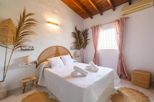 Ένα ή περισσότερα κρεβάτια σε δωμάτιο στο Casa Ibicenca con Piscina privada - By Aloha Palma