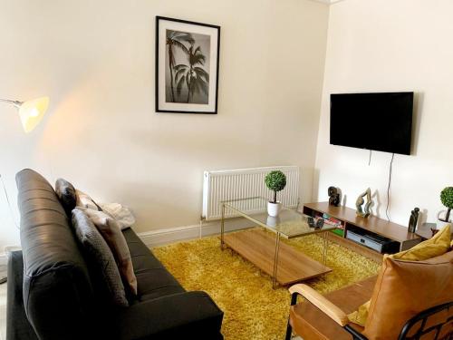 TV a/nebo společenská místnost v ubytování Walton Terrace House in Woking