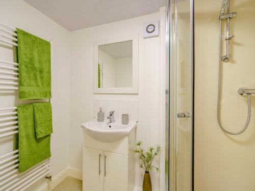 Un baño blanco con lavabo y ducha en 2 Bed in Cockermouth 85514, en Cockermouth