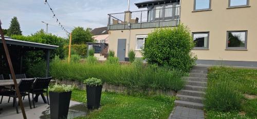 Zahrada ubytování Mosel Wine Region Holiday House with Garden, Terrace, BBQ and Free Parking up to 9 persons