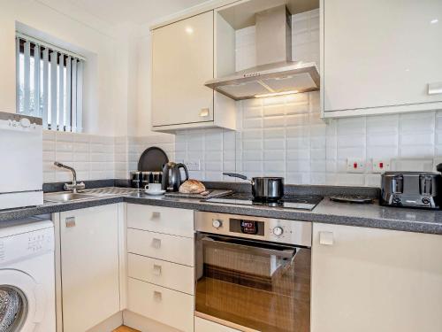 Kuchyň nebo kuchyňský kout v ubytování 2 bed in Gower 40480