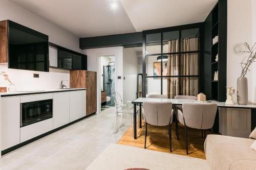 a kitchen and dining room with a table and chairs at Calidum Boutique Suites in Šibenik