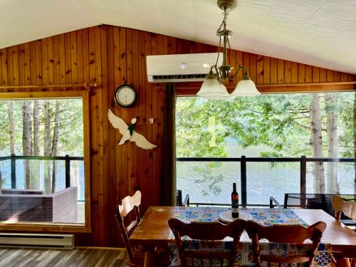 Galeriebild der Unterkunft Le Chalet Brun, jacuzzi en bord de lac in Saint Adolphe D'Howard