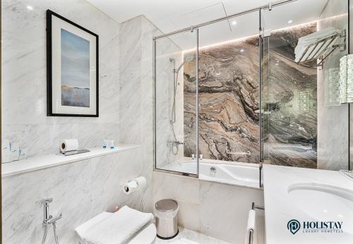 ein Badezimmer mit Dusche und Waschbecken in der Unterkunft Kempinski Central Avenue Residence - Direct Access Dubai Mall in Dubai