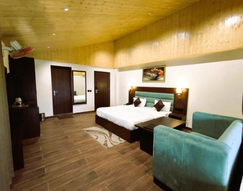 Postel nebo postele na pokoji v ubytování Omavya Hotel Manali