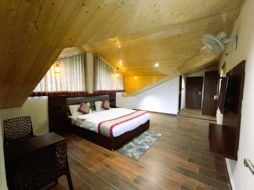 Postel nebo postele na pokoji v ubytování Omavya Hotel Manali