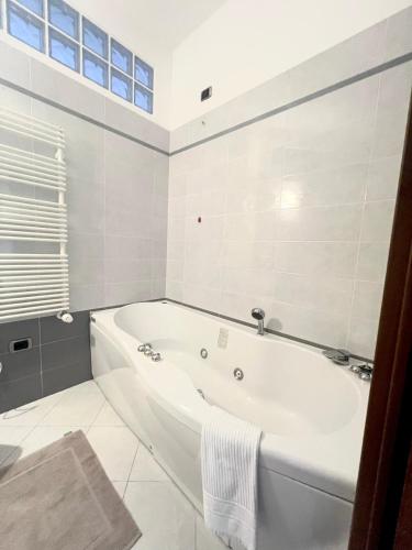 Bilik mandi di WELCOME RIVIERA Primavera 1A Vista mare- spazioso e comodo appartamento-2 bagni-wifi-aria condizionata in ogni stanza-garage a pagamento 15 euro al giorno
