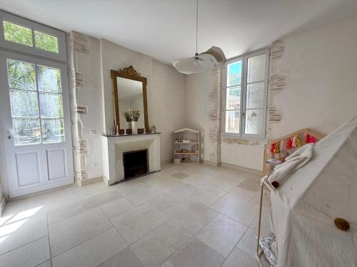 a living room with a fireplace and a mirror at Demeure dans la fôret in Belin-Beliet