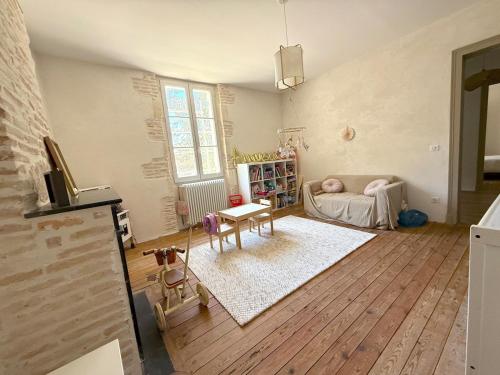 a living room with a couch and a table at Demeure dans la fôret in Belin-Beliet