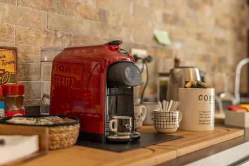 Kemudahan buat kopi dan teh di Travel B&B