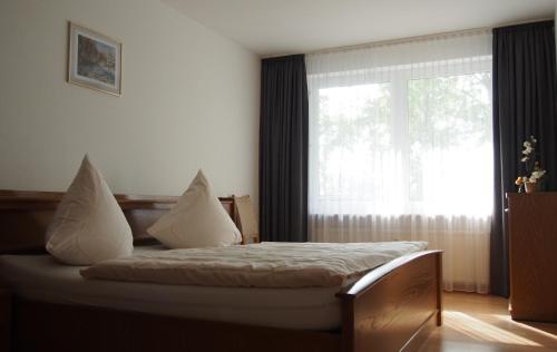 En eller flere senge i et værelse på Suite 13 - Appartementresidenz am Kurpark - Mit Blick in den Kurpark