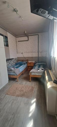 Ένα ή περισσότερα κρεβάτια σε δωμάτιο στο Sárkány Lak Budapestnél