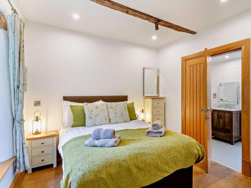 a bedroom with a bed with towels on it at 3 Bed in Settle 76650 in Stainforth