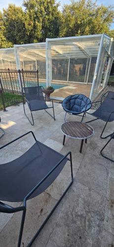 a group of chairs and tables on a patio at Maison individuelle Grillon avec wifi in Grillon