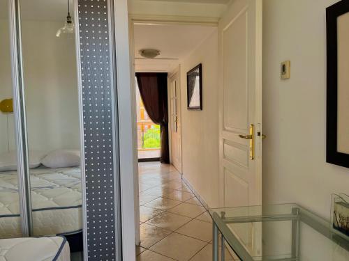 - une chambre avec un lit et une porte en verre dans l'établissement Appartement Villeneuve Loubet, à Villeneuve-Loubet