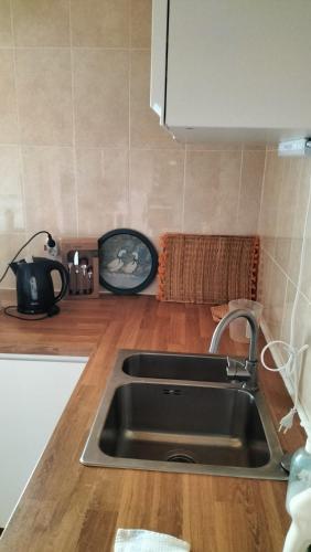 a kitchen with a sink and a wooden floor at Casa Dominó in Aldeia do Mato
