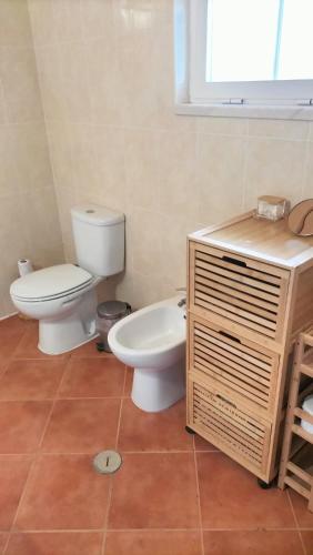 a bathroom with a toilet and a sink at Casa Dominó in Aldeia do Mato