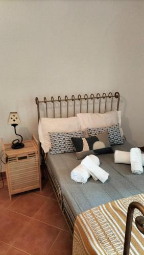Un dormitorio con una cama con almohadas encima. en Casa Dominó, en Aldeia do Mato