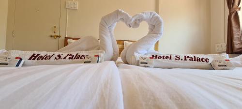 Hotel Sai Palaceにあるベッド