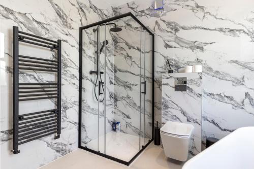 Ένα μπάνιο στο Kew View Suite 2BR Sleeps 9, Walk to Tube & Sights