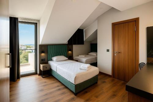 Postel nebo postele na pokoji v ubytování Shelton Airport Hotel