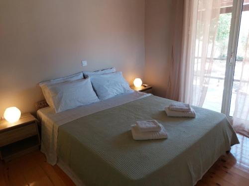 Un dormitorio con una cama con dos toallas encima. en Villa Antheon, en Spiliazéza